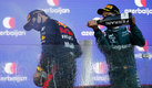 Sebastian Vettel moja a Checo Pérez con champagne tras el GP de Bakú. (Reuters)
