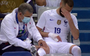 Karim Benzema es revisado por el médico tras salir lesionado de la cancha. (Twitter @SC_ESPN)