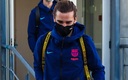 Antoine Griezmann viajando con el FC Barcelona. (Twitter @FCBarcelona)