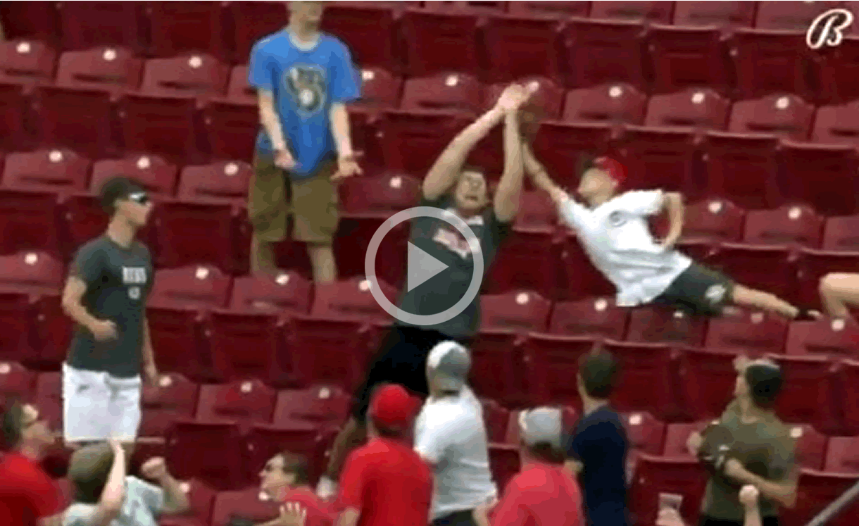 ¡QUE LO FIRMEN! Atrapadón de niño en el juego de los Reds {VIDEO]
