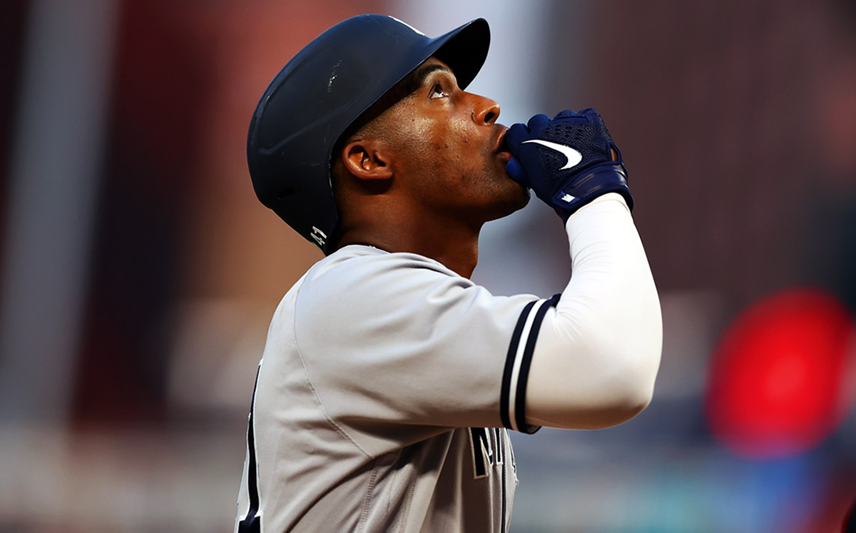 Miguel Andujar levanta la mano en los Yankees