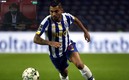 El Tecatito Corona es seguido de cerca por el Sevilla. FOTO: AFP.