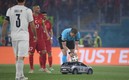 Danny Makkelie el silbante tomó el esférico del carro eléctrico para dar paso al inicio del juego. FOTO: Reuters.