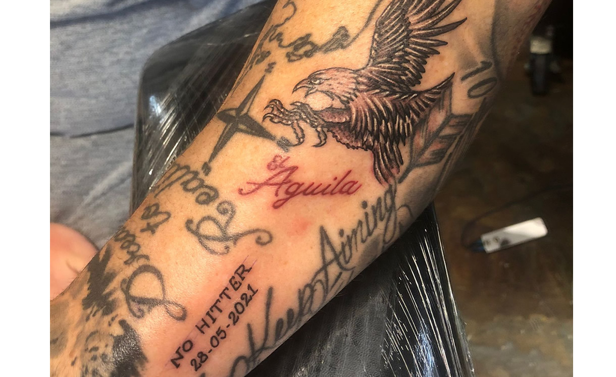 Dylan Unsworth se tatúa el logo del Águila y la fecha de su sin hit