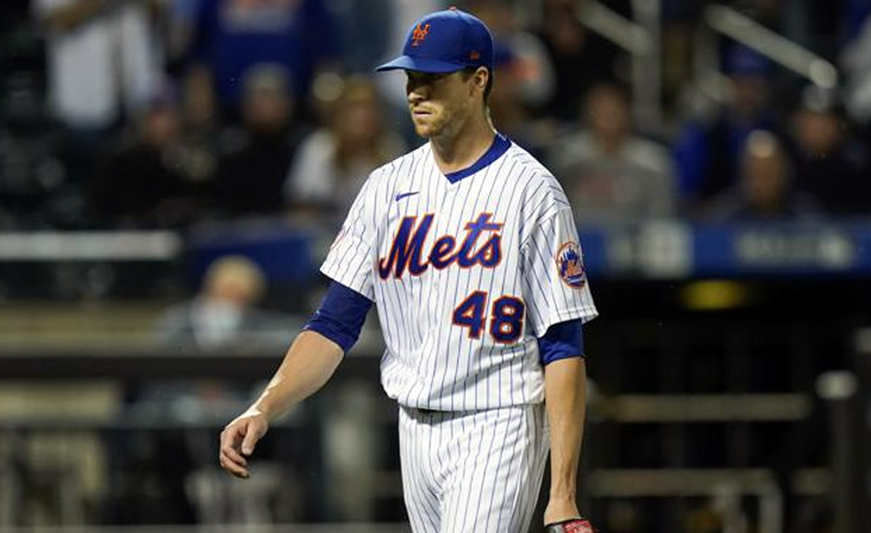 Jacob deGrom hace historia con su pitcheo... y con su bateo