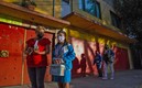 Padres de familia acompañan a sus hijos en el regreso a clases presenciales en CDMX. Foto: AFP