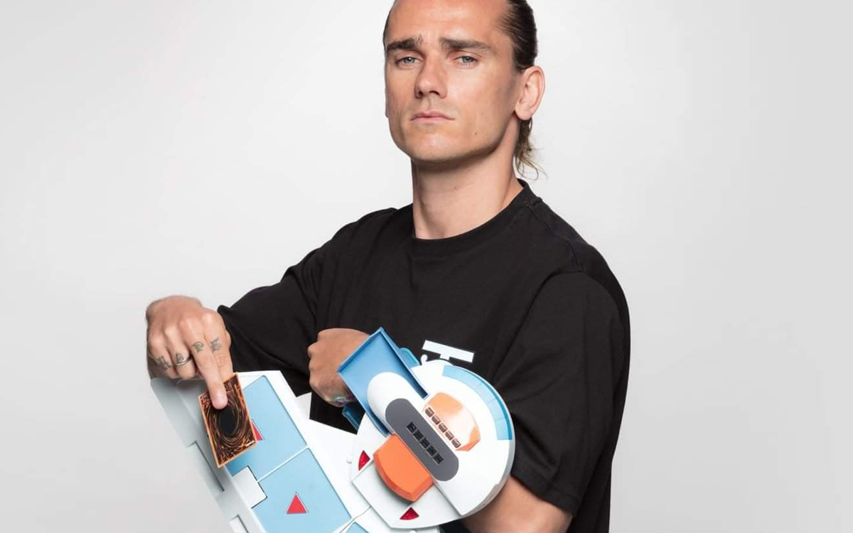 Antoine Griezmann con un disco de duelo del anime Yu-Gi-Oh. (Twitter @Konami)