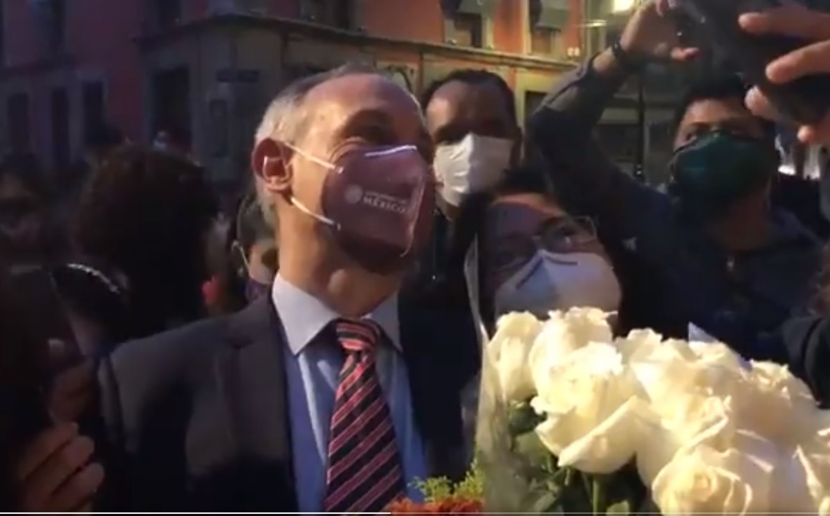 Las fans de López-Gatell aclamaron al funcionario público a su salida de Palacio Nacional. Foto: Captura de Pantalla