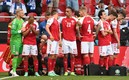 Los jugadores de Dinamarca se colocaron a un lado de su compañero. Foto: AFP