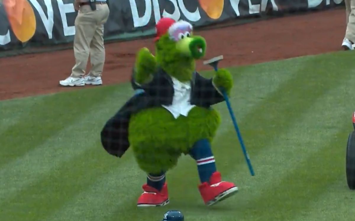 El Phillie Phanatic es una de las mascotas más famosas en las Grandes Ligas. (Captura de pantalla)