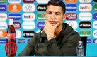 Cristiano Ronaldo tuvo un curioso gesto con unas botellas de Coca-Cola. (Reuters)