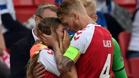 Kjaer consolando a la mujer de Christian Eriksen (FOTO: AFP)