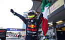 Checo Pérez celebró en grande su triunfo. (Foto: Reuters)