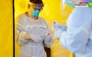 Un médico en Massachusetts toma precauciones por covid. Foto: AFP