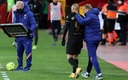 Ronald Koeman dando ingreso a Martín Braithwaite con el Barcelona. (Twitter @FCBarcelona)