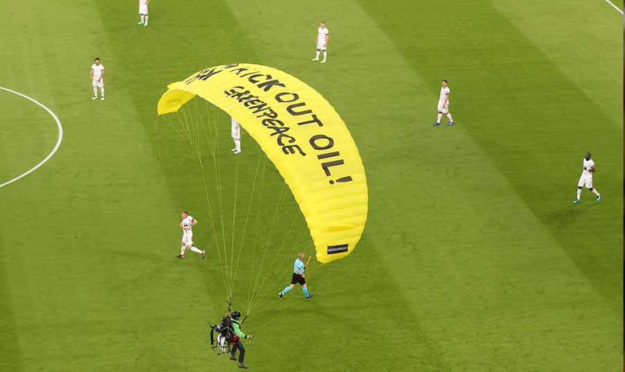 El momento en que Activista de Greenpeace aterrizó en la cancha. (Reuters)