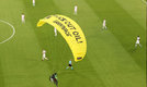 El momento en que Activista de Greenpeace aterrizó en la cancha. (Reuters)