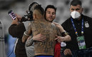 Messi y Vidal se saludaron al final del duelo (AFP)