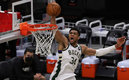 The Greek Freak mostró su calibre de dos veces MVP de la NBA (AFP)