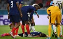 El momento en que Benjamin Pavard quedó tendido en la cancha tras el fuerte golpe que recibió. FOTO: AFP.