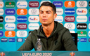 Cristiano Ronaldo quitó la botella de Coca-Cola FOTO:EFE