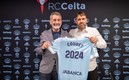 Eduardo Coudet posó orgulloso con la playera que lo relaciona con el club hasta 2024. FOTO: Europa Press.