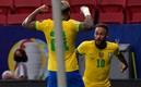 Gabigol y Neymar festejan la goleada del local en el inicio de la Copa América. Foto: AFP