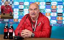 Stanislav Cherchésov sorprendió en la conferencia al tomarse la coca-cola. FOTO: AFP.