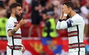 Bruno Fernandes y Cristiano Ronaldo con la Selección de Portugal. (Foto: AFP)