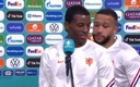 Memphis Depay bromeando con Wijnaldum en plena entrevista. (Twitter @NOSsport)