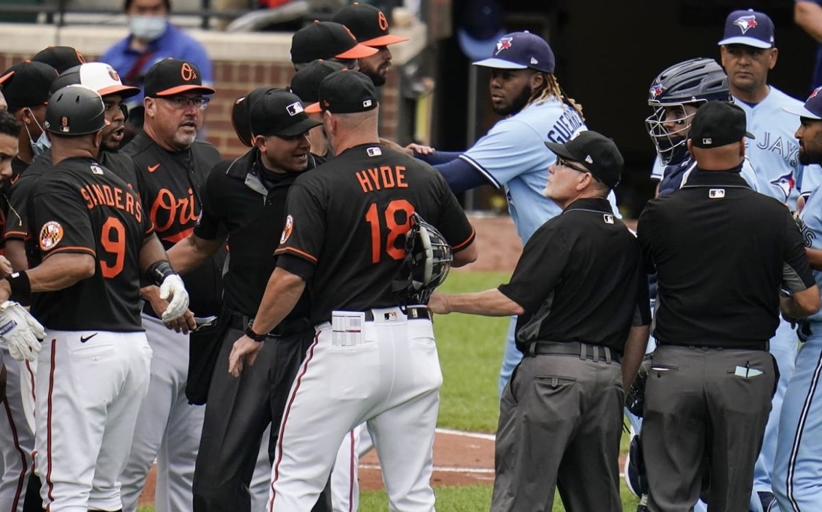 Alek Manoah terminó expulsado por el jefe de la cuarteta después de analizar los hechos. (MLB.com)