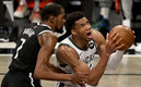 Giannis soportó la presión y los Bucks avanzaron (AFP)