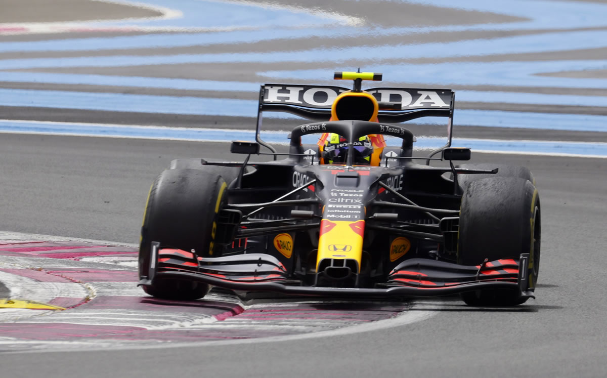 Checo Pérez no fue sancionado por salir de la pista. (Foto: Reuters)