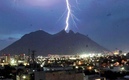 Las tormentas eléctricas fuertes suelen arrojar este tipo de imágenes en el Cerro de la Silla. (Foto: @chematierra)