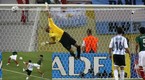 Oswaldo Sánchez lamentó no haber evitado el gol de la Albiceleste. FOTOS: FIFA