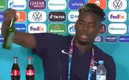 Paul Pogba retiró una botella de cerveza.