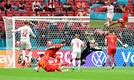 Así fue el espectacular gol de Kasper Dolberg. FOTOS: Reuters.
