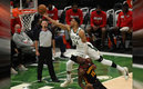 Giannis Antetokounmpo se mostró poderoso en la pintura (AFP)