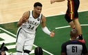 Giannis Antetokounmpo hace tiempo cada tiro libre FOTO: AFP