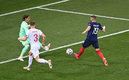 Benzema se mostró letal en el área (Reuters)