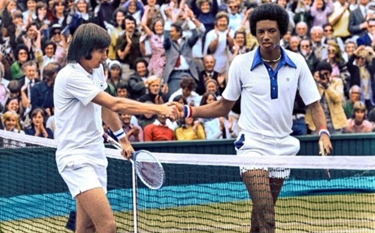 Arthur Ashe, el primer afroamericano en ganar Wimbledon, aparece en 1957 junto a su compatriota Jimmy Connors,