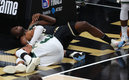 Giannis Antetokounmpo salió por lesión. (Foto: AFP)