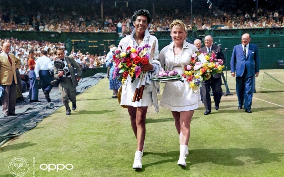 La primera mujer afroamericana en ganar Wimbledon, Althea Gibson aparece a todo color, saliendo de la cancha con su compatriota Darlene Hard