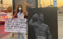 Nicole salió a ofrecer su pintura de Canelo a las calles. (Foto: Instagram nicki__arte)