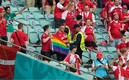 Los aficionados daneses que llevaban la bandera fueron abordados por personal de seguridad del estadio. Foto: AFP