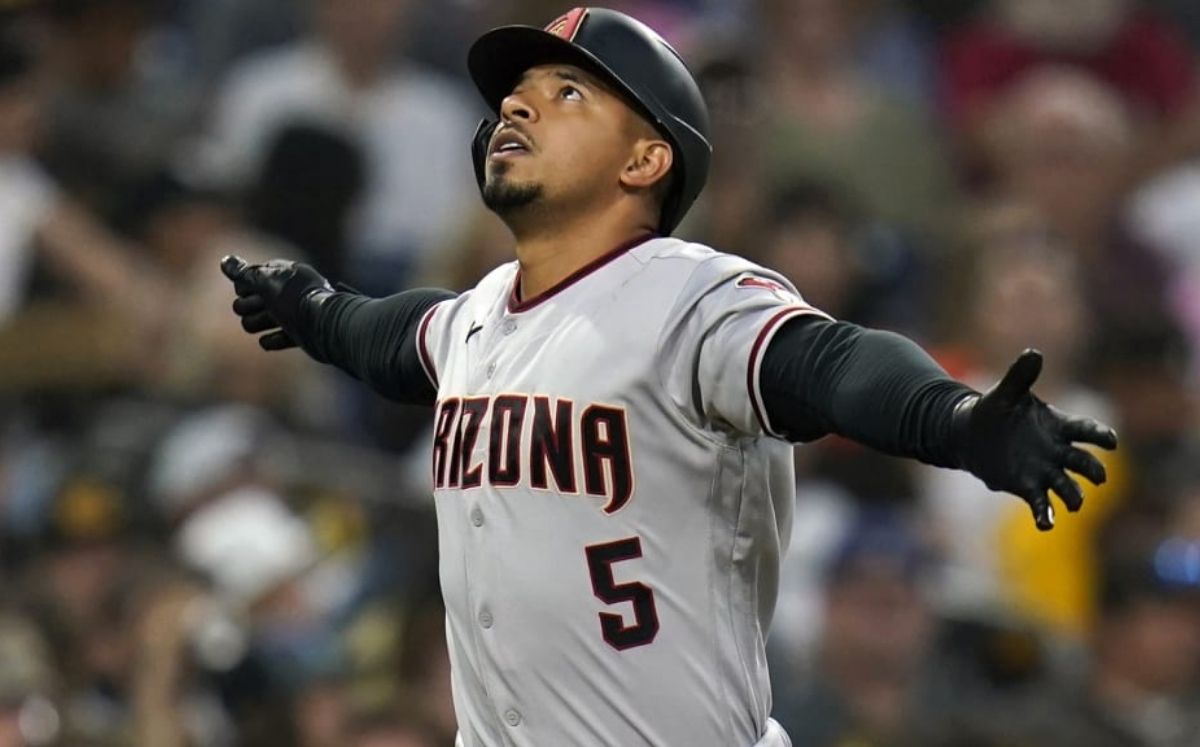 Eduardo Escobar es capaz de batear de los dos lados del plato. (MLB.com)