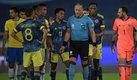 Néstor Pitana ante los reclamos de jugadores de Colombia. (AFP)