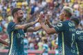 Roger Martínez y Miguel Layún celebrando el gol del colombiano (Club América)