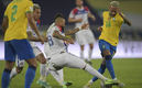 Neymar le atizó a Vidal. (Foto: AFP)
