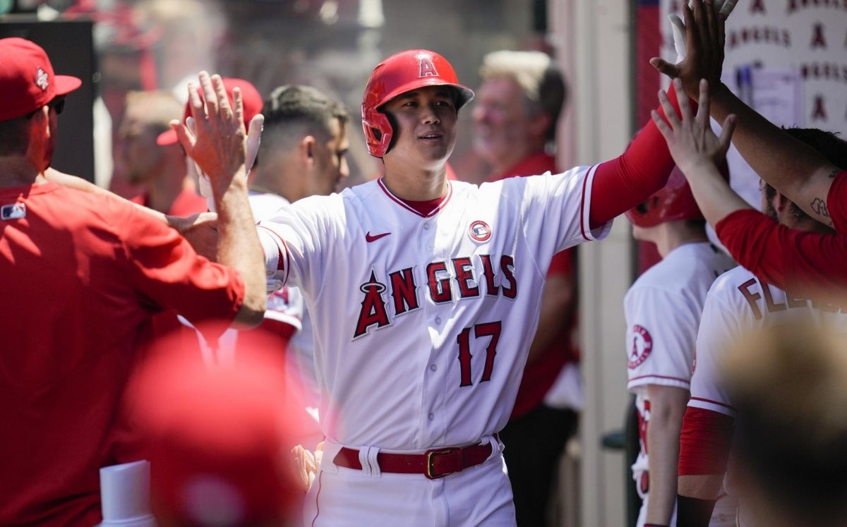 Por primera temporada en MLB, Shohei Ohtani está bateando y lanzando en los juegos. (AP)